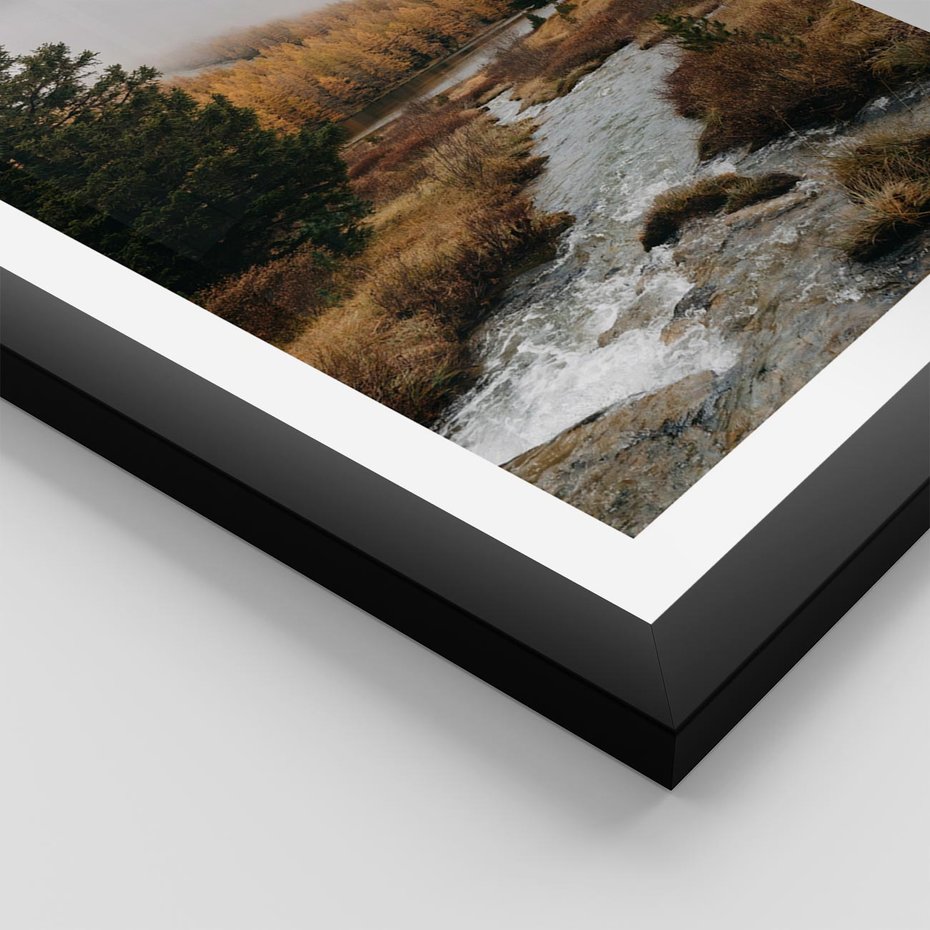 Plakat w ramie 50x70 - W Górskiej Dolinie - artystyczna fotografia, las - rama czarna