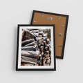 Plakat w ramie 40x50 - Zimowa Drewniana Idylla - drewno, kłody - rama czarna