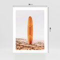 Plakat bez ramy 30x40 - Deska w Piasku: Gotowa na Fale - plaża, pomarańczowa deska surfingowa wbita w piasek