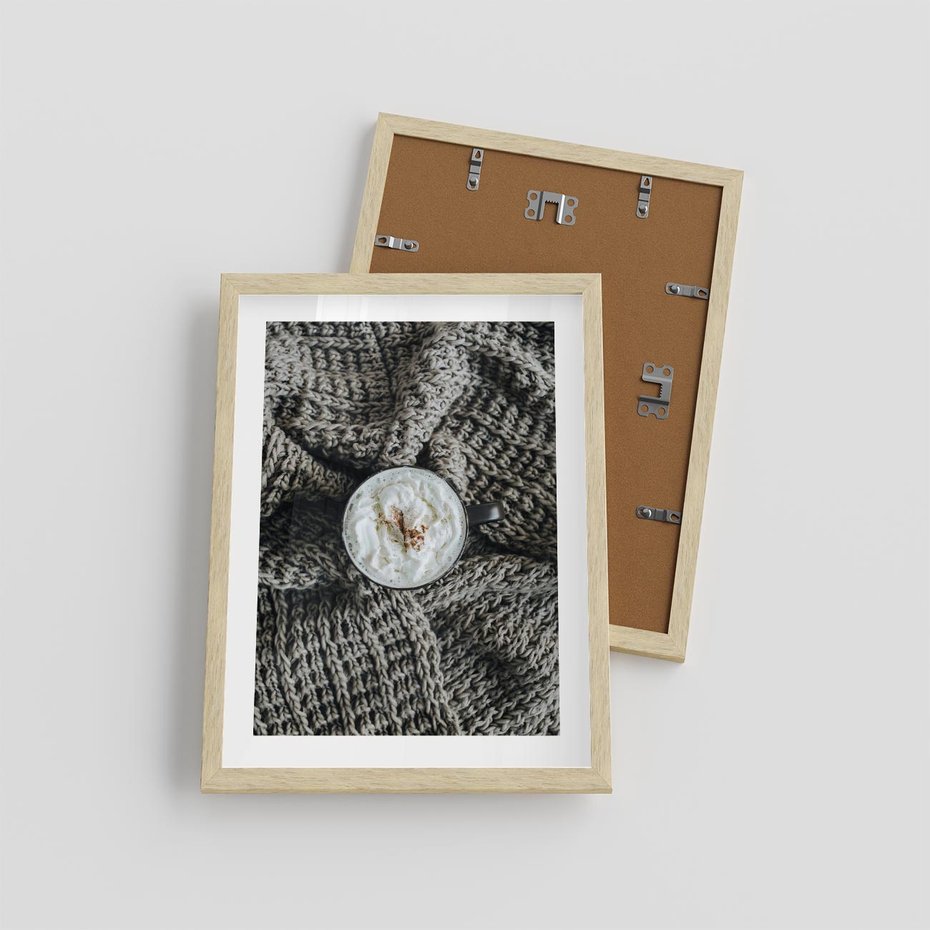 Plakat w ramie 30x40 - Relaks z Kawą i Kocem - ciepły wełniany koc, kawa z bitą śmietaną - rama drewno