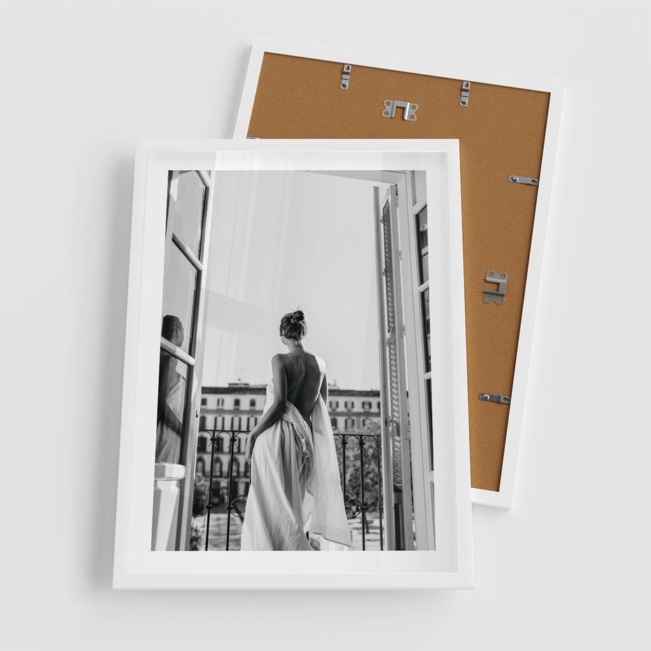 Plakat w ramie 50x70 - Poranki w Paryżu - czarno białe zdjęcie, kobieta w prześcieradle na balkonie - rama biała
