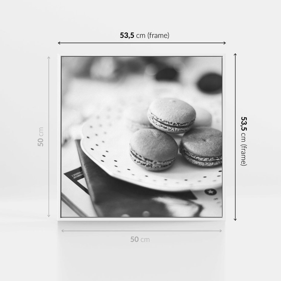 Obraz w ramie 50x50 - Makaroniki w Szarości - czarno biała fotografia, plakat - rama biała