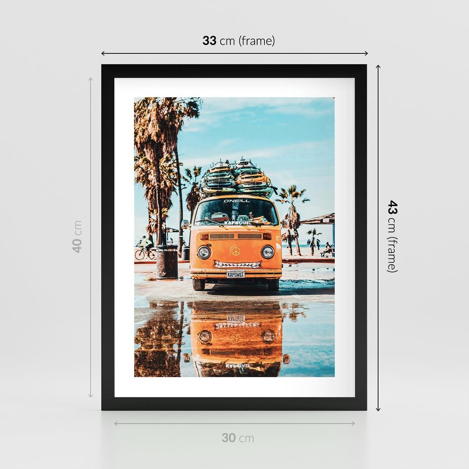 Plakat w ramie 30x40 - Wakacje na Kółkach - kamper, deski surfingowe na dachu - rama czarna