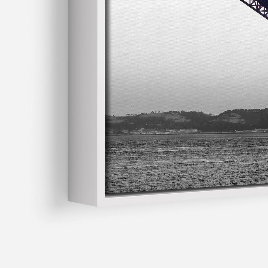 Obraz w ramie 80x80 - Majestatyczny Most - czarno biała fotografia, czerwony stalowy most nad rzeką - rama biała