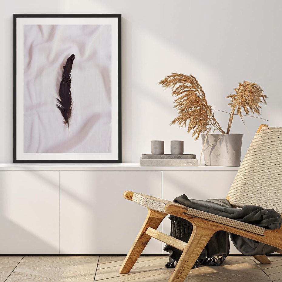 Plakat bez ramy 30x40 - Prosta Elegancja - czarne pióro na białej pościeli, minimalizm