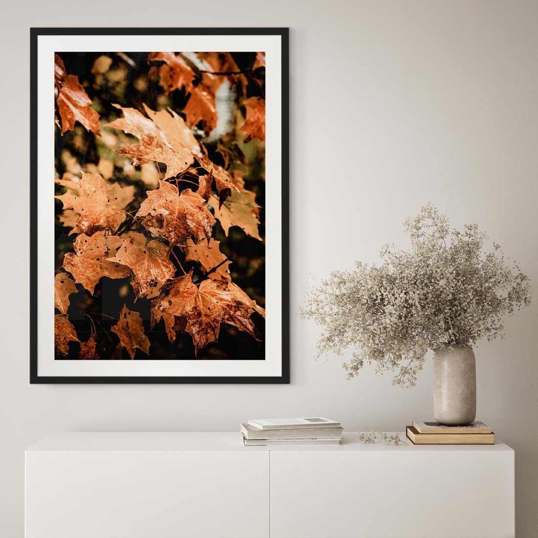 Plakat w ramie 50x70 - Ciepło Jesieni - jesienne pomarańczowe liśćie, jesień - rama czarna