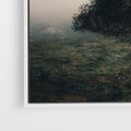 Obraz w ramie 120x80 - Zamglona Prostota - artystyczna fotografia, samotne drzewo na zamglonej łące - rama biała