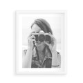Plakat w ramie 40x50 - Zrób mi Zdjęcie - fotografia, kobieta z aparatem - rama biała