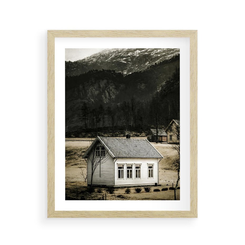 Plakat w ramie 40x50 - Ciepło i Urok Górskiego Domku - domek w górach, sepia - rama drewno