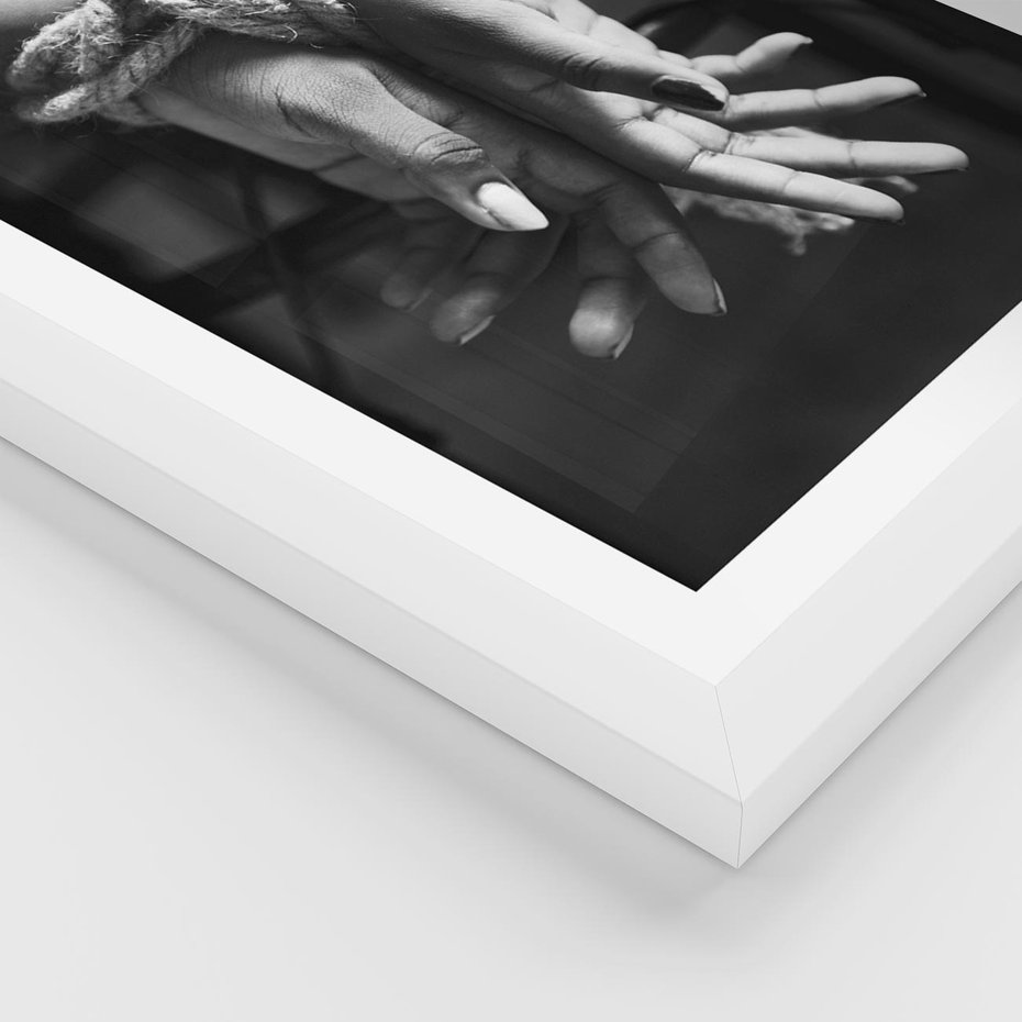 Plakat w ramie 30x40 - Splątane Uczucia - czarno biała fotografia, artystyczna - rama biała