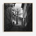 Obraz w ramie 50x50 - Ukryta Uliczka - czarno białe zdjęcie, schody - rama drewno