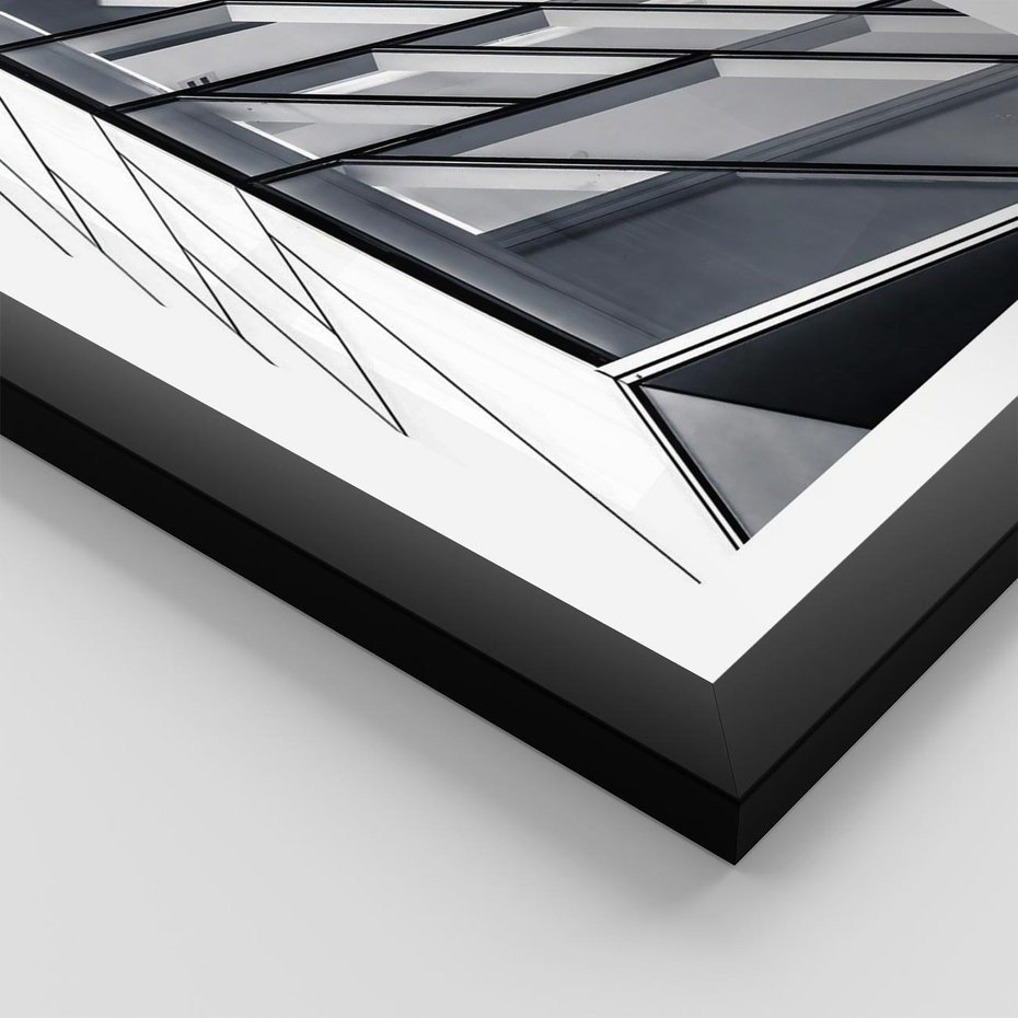 Plakat w ramie 50x70 - Architektura Przyszłości: Czarno-Białe Ujęcie - nowoczesna architektura, czarno białe zdjęcie - rama czarna