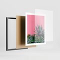 Plakat w ramie 40x50 - Tropikalne Liście na Różowej Ścianie - różowa ściana, tropikalne liście na jej tle - rama czarna