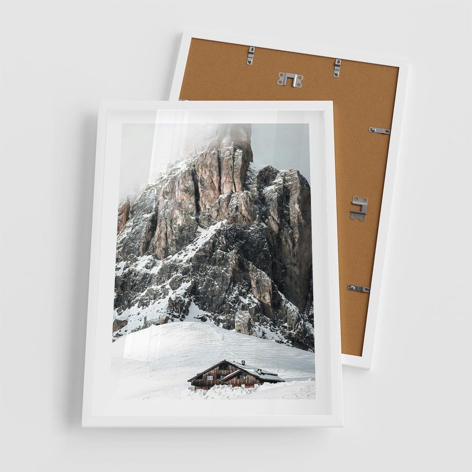 Plakat w ramie 50x70 - Górski Raj z Chatką - górskie szczyty, ośnieżone góry - rama biała