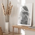 Plakat w ramie 50x70 - Zrób mi Zdjęcie - fotografia, kobieta z aparatem - rama biała