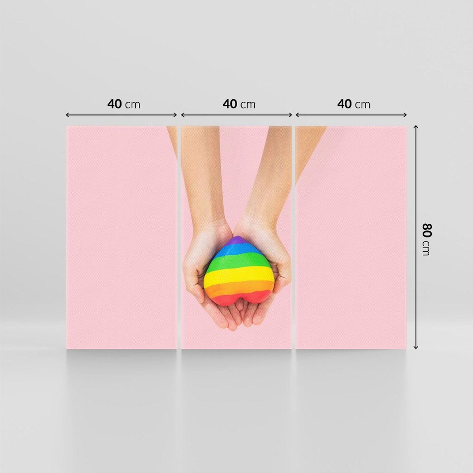Obraz na płótnie 120x80 - Miłość na Dłoniach - zdjęcie, dłonie trzymają ulepione tęczowe serce