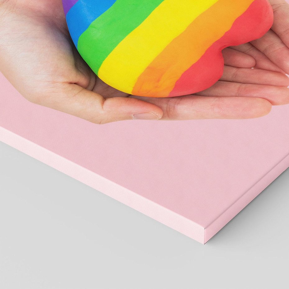 Obraz na płótnie 80x120 - Miłość na Dłoniach - zdjęcie, dłonie trzymają ulepione tęczowe serce