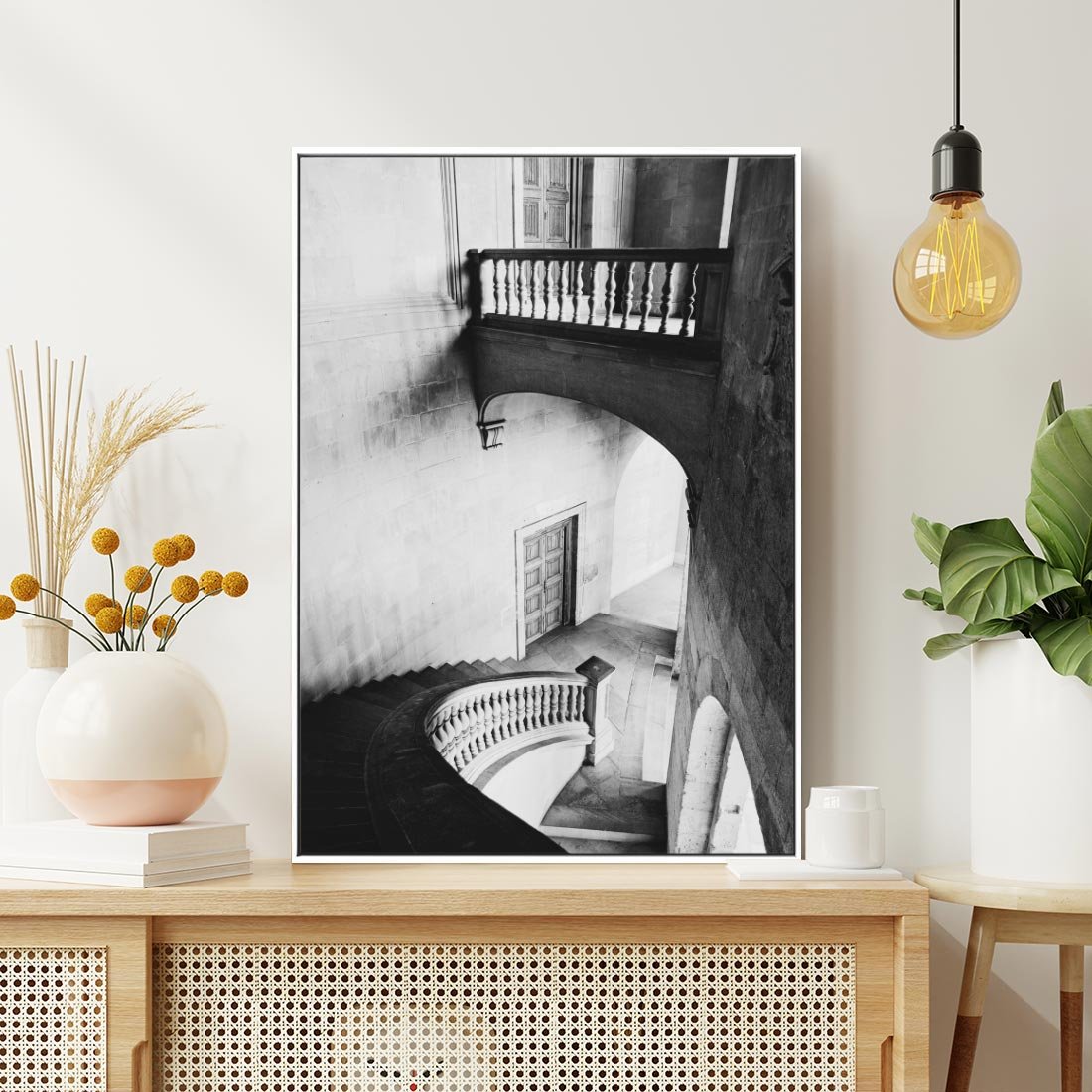 Obraz w ramie 70x100 - Po Schodach w Dół - czarno białą fotgrafia, zakręcone schody w starek kamienicy - rama biała