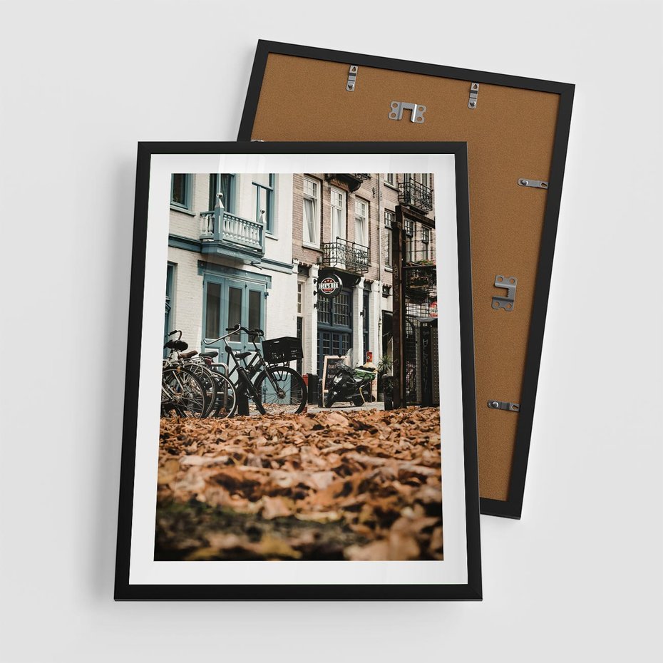 Plakat w ramie 50x70 - Rowery w Mieście pełnym Liści - rower, miasto - rama czarna