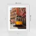 Plakat w ramie 40x50 - Urok tramwaju w Lizbonie - Lizbona, tramwaj - rama biała