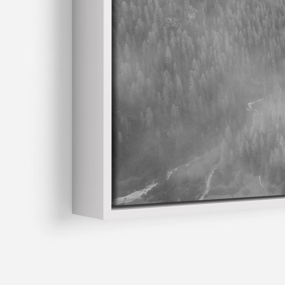 Obraz w ramie 100x70 - Szare Góry - zamglony krajobraz, las - rama biała