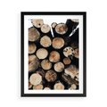 Plakat w ramie 50x70 - Siła Drewna - ścięte drewno, belki drewna ułożone jedna na drugiej - rama czarna