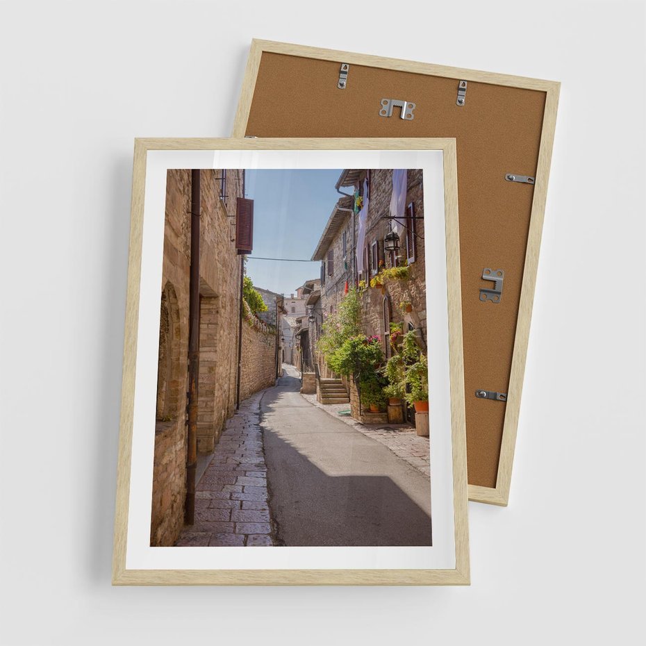 Plakat w ramie 50x70 - Uliczka Wakacyjnego Miasteczka - uliczka, wakacje - rama drewno