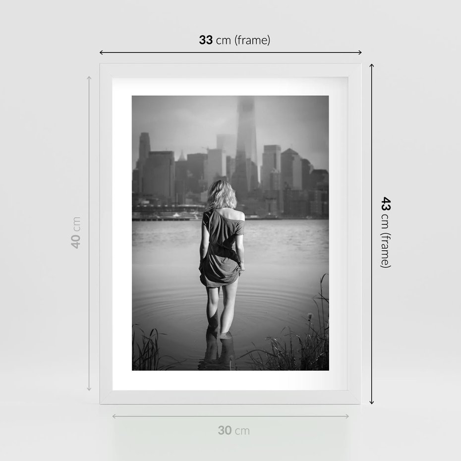 Plakat w ramie 30x40 - Kapiel w Mieście - czarno białe zdjęcie, kobieta wchodzi do wody - rama biała