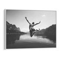 Obraz w ramie 70x50 - Beztroska Chwila - czarno biała fotografia, mężczyzna wesoło wskakuje do keziora w górach - rama biała
