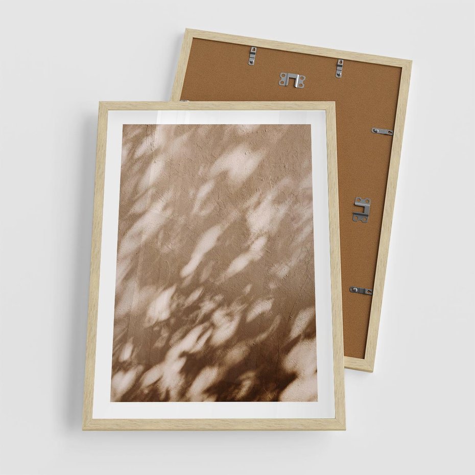 Plakat w ramie 50x70 - Abstrakcyjna Kompozycja: Cień na Ścianie - cień na ścianie, beżowe kolory - rama drewno