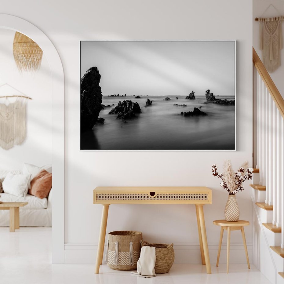 Obraz w ramie 120x80 - Harmonia świateł i cieni - zamglona dzika plaża, skały na plaży - rama biała
