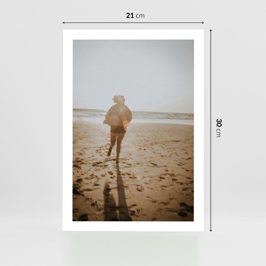 Plakat bez ramy 21x30 - O Zachodzie Słońca - klimatyczna fotografia, postać biegnie po plaży