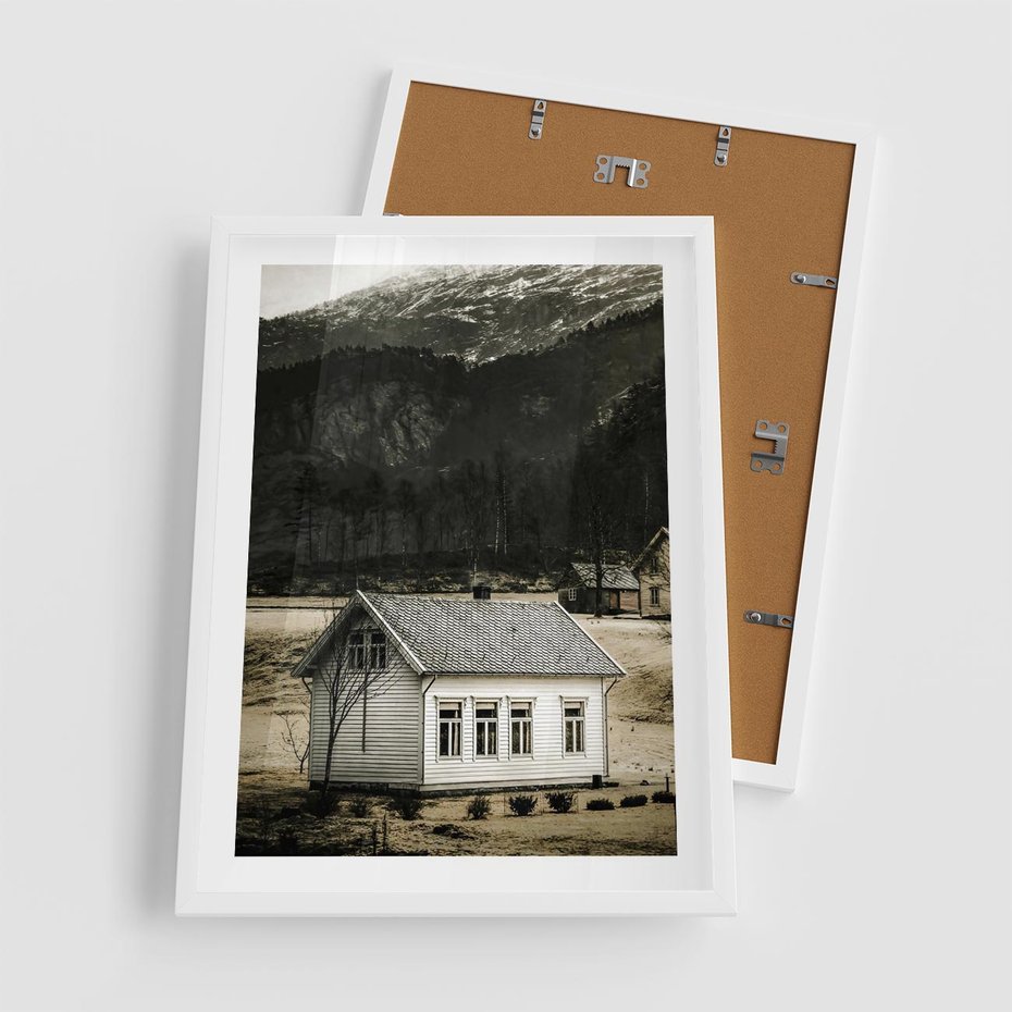 Plakat w ramie 50x70 - Ciepło i Urok Górskiego Domku - domek w górach, sepia - rama biała