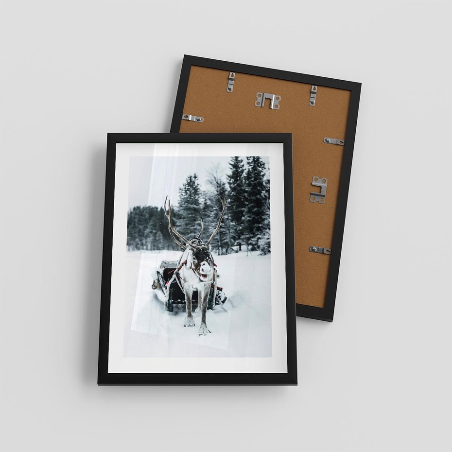 Plakat w ramie 30x40 - Świąteczna Przygoda - renifer, śnieg - rama czarna