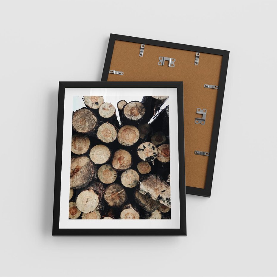 Plakat w ramie 40x50 - Siła Drewna - ścięte drewno, belki drewna ułożone jedna na drugiej - rama czarna