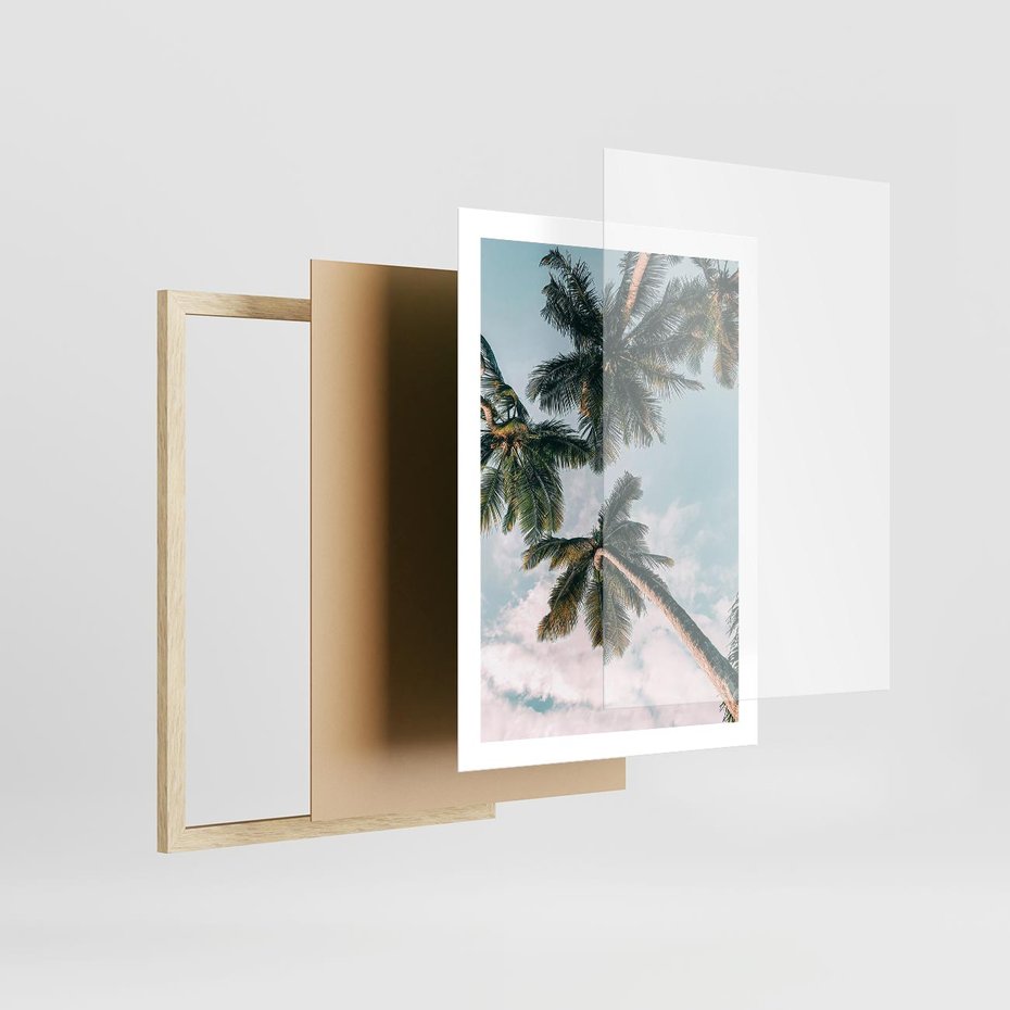 Plakat w ramie 50x70 - Wzrok ku Niebu - palmy na tle nieba, ujęcie z dołu - rama drewno