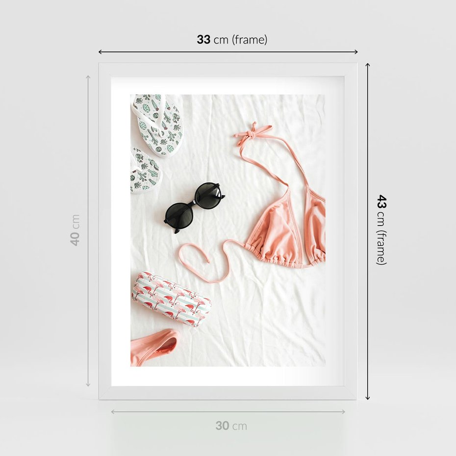 Plakat w ramie 30x40 - Letnia Elegancja na Plaży - kompozycja, elementy stroju na plażę - rama biała