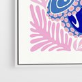 Obraz w ramie 50x70 - Rozkwitające marzenia - abstrakcyjna kompozycja, niebieska ośmiornica wśród różowej roślinnośći - rama biała