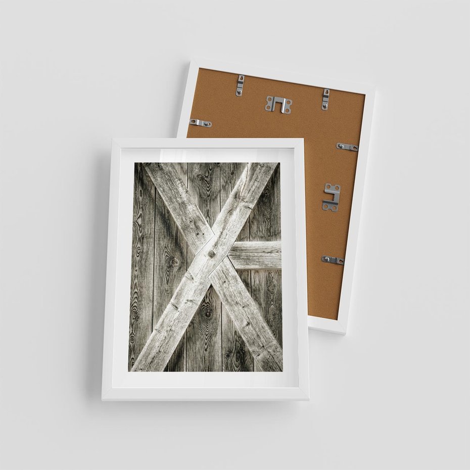 Plakat w ramie 30x40 - Drewniane Drzwi do Stodoły - stare drzwi do stodoły, drewniane - rama biała