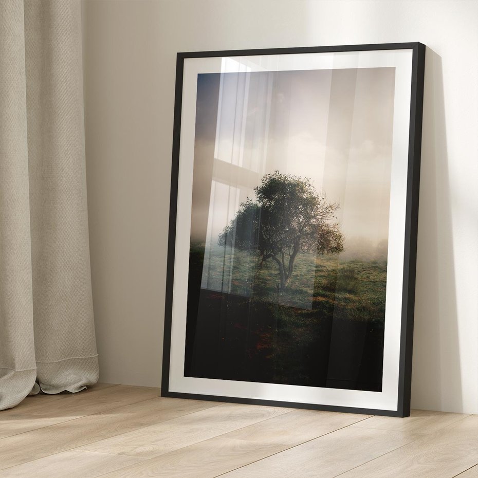 Plakat bez ramy 21x30 - Zamglona Prostota - artystyczna fotografia, samotne drzewo na zamglonej łące