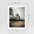Plakat w ramie 40x50 - Mglisty Pejzaż Górski: Urok Niewidzialnośc - góry, krajobraz - rama biała