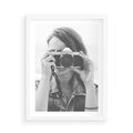 Plakat w ramie 50x70 - Zrób mi Zdjęcie - fotografia, kobieta z aparatem - rama biała