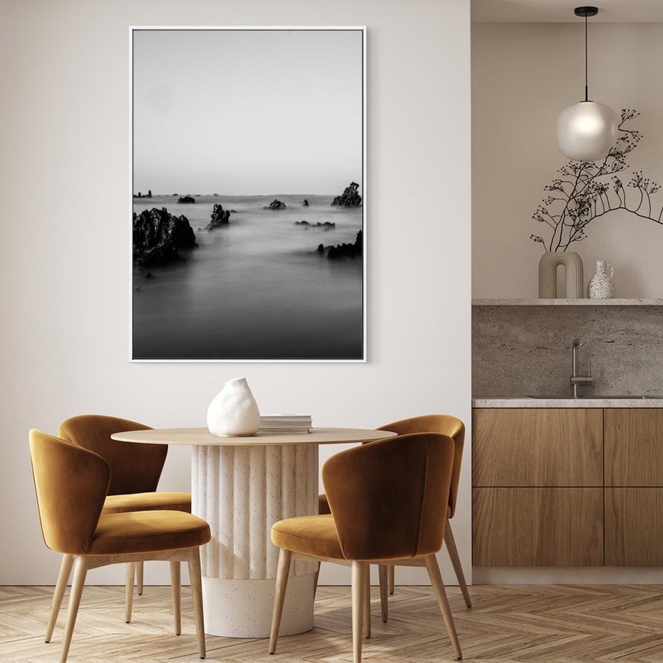 Obraz w ramie 80x120 - Harmonia świateł i cieni - zamglona dzika plaża, skały na plaży - rama biała