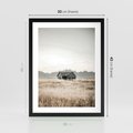 Plakat w ramie 30x40 - Wiejska Idylla - stary drewniany dom w polu suchej trawy, fotografia - rama czarna