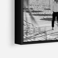 Obraz w ramie 50x70 - Wakacyjny Spacer - czarno białe zdjecie, plaża - rama czarna