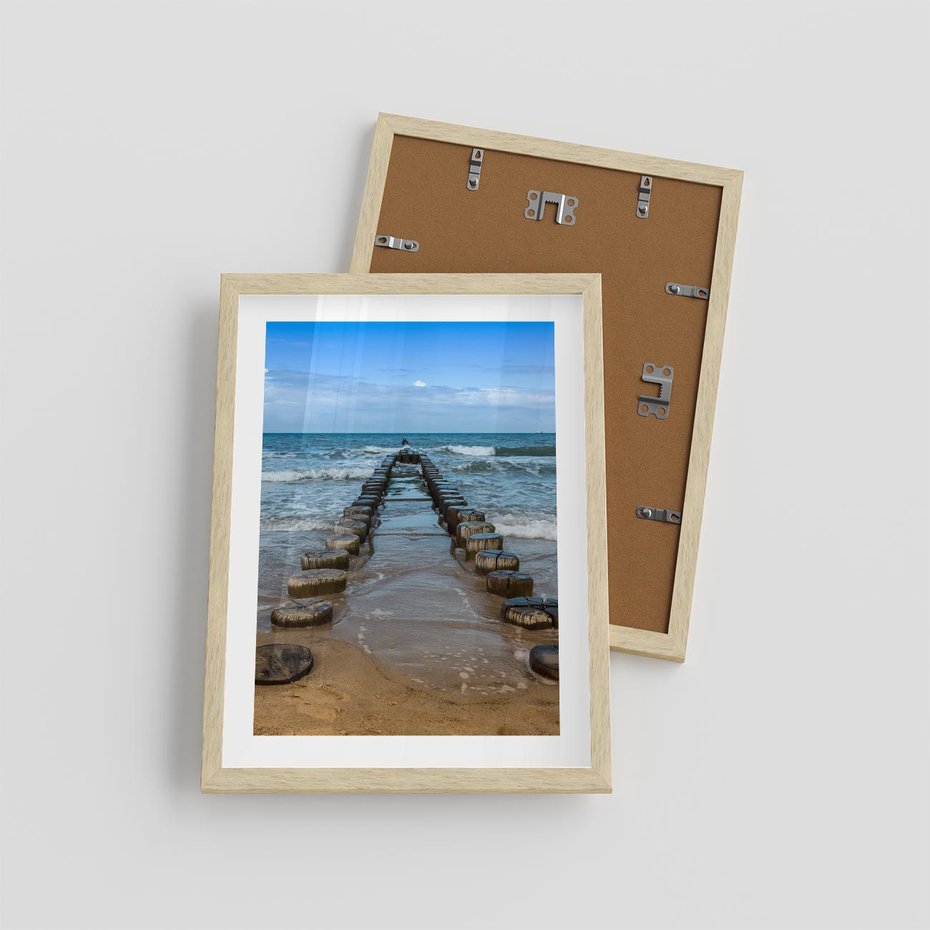 Plakat w ramie 30x40 - Falochron na brzegu morza - falochron, morze - rama drewno