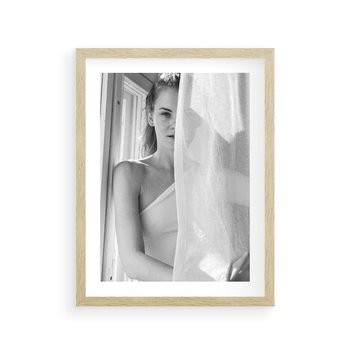 Plakat w ramie 50x70 - Za Firanką - czarno białe zdjecie, piękny portret eterycznej kobiety - rama drewno
