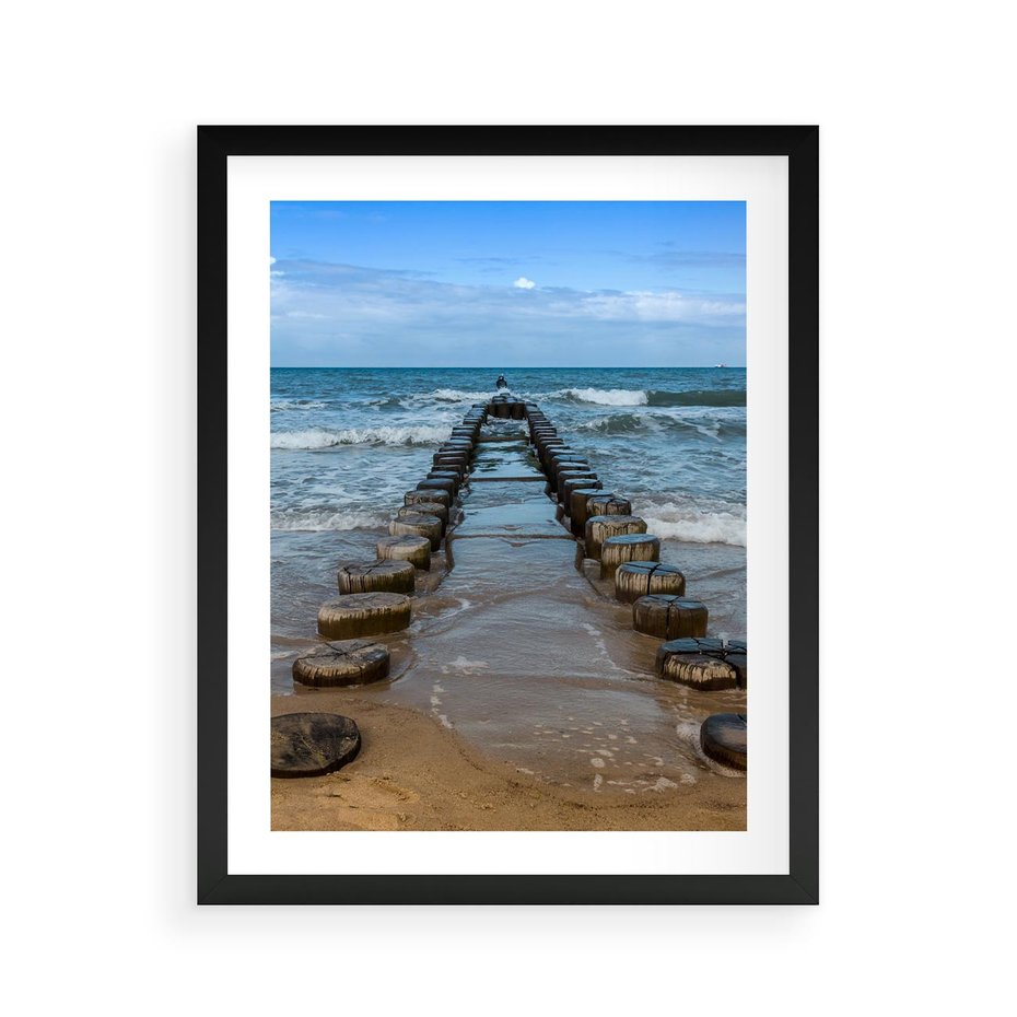 Plakat w ramie 40x50 - Falochron na brzegu morza - falochron, morze - rama czarna