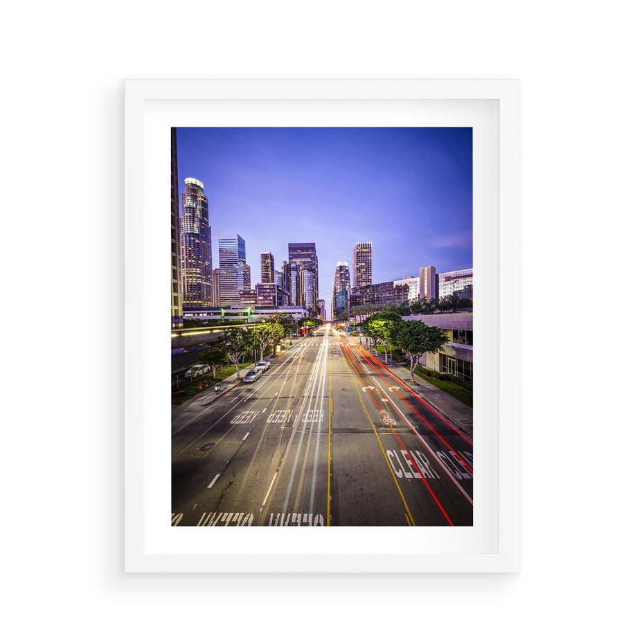 Plakat w ramie 40x50 - Światło nocnej ulicy - miasto, nocą - rama biała