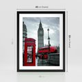 Plakat w ramie 40x50 - Uliczka z charakterystyczną budką w Londynie - Londyn, budka - rama czarna